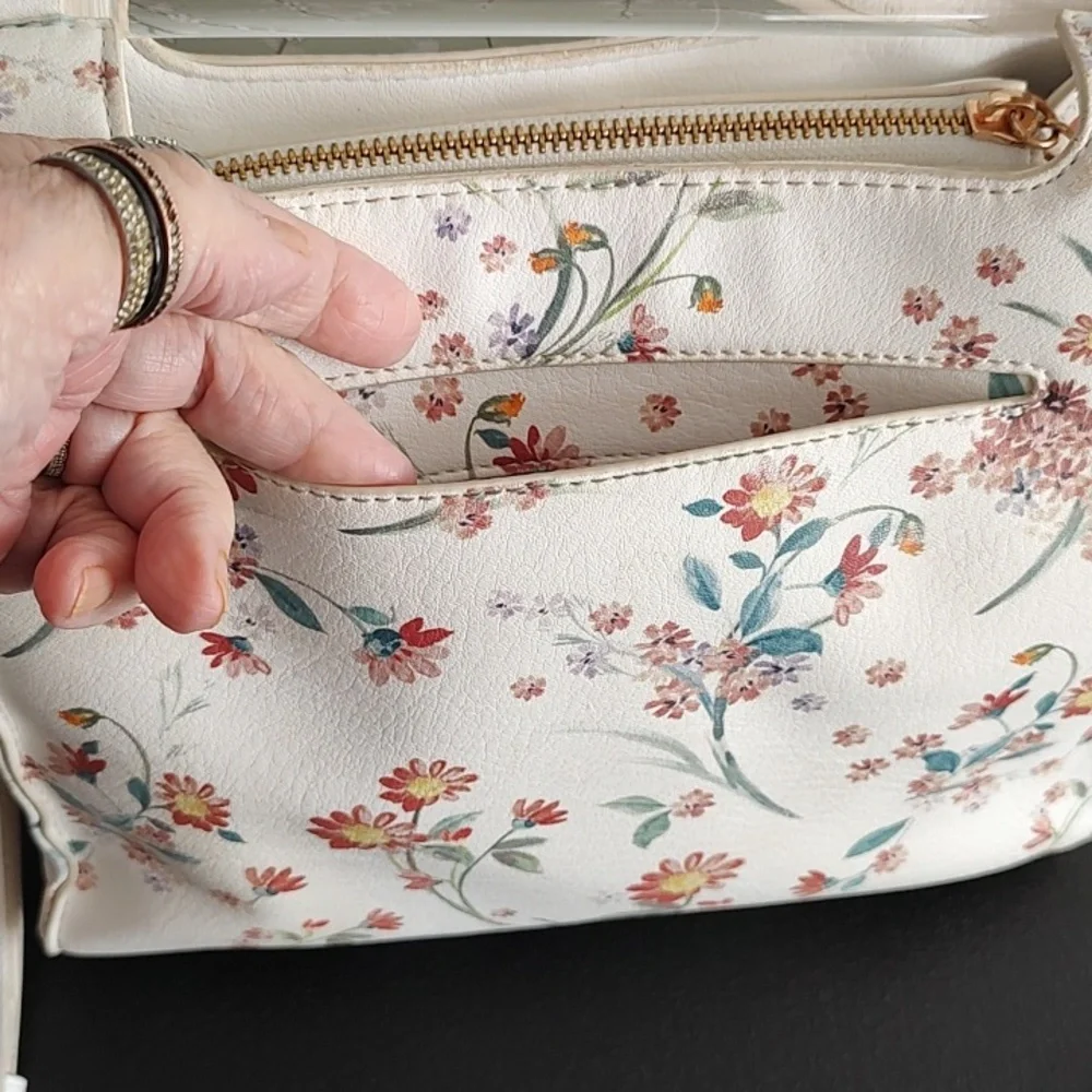 Lauren Conrad Flowered Crossbody - Picture 5 of 8